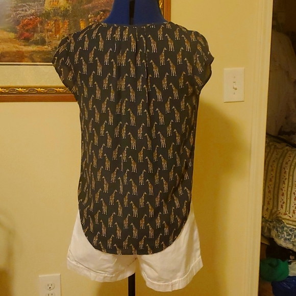 Adorable V neck summer top with giraffe print - Picture 5 of 6